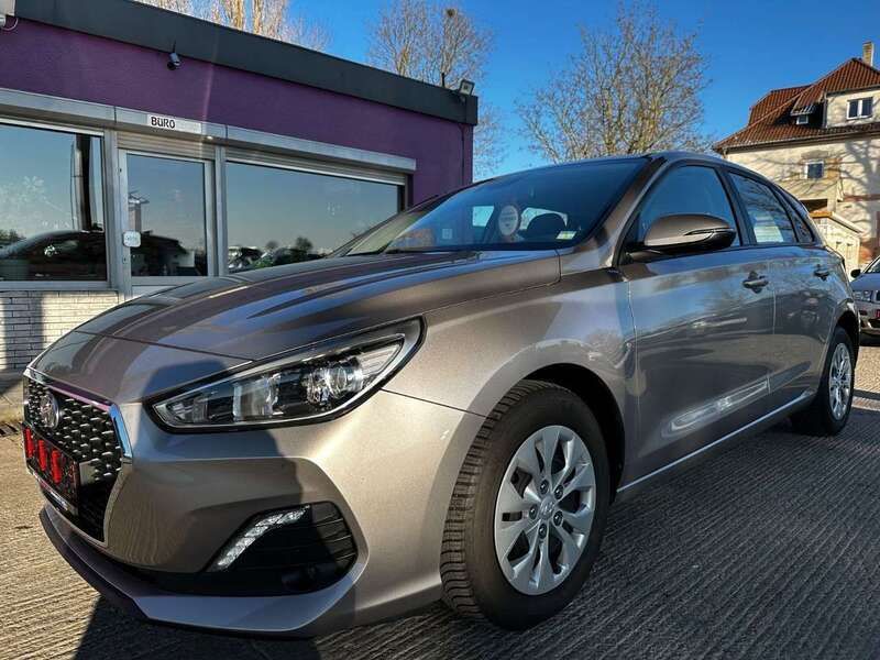 Weiß Gebraucht 2019 Hyundai i30 Select Limousine | 12.990 € (Fairer Preis) - Bild 1/4