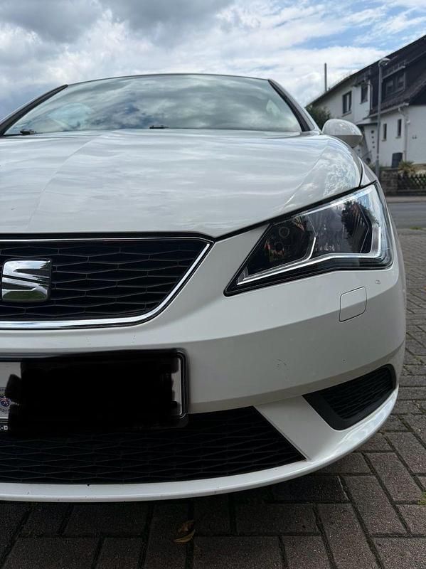 Weiß Gebraucht 2015 Seat Ibiza SC CONNECT Kleinwagen | 7.700 € (Teuer) - Bild 1/4