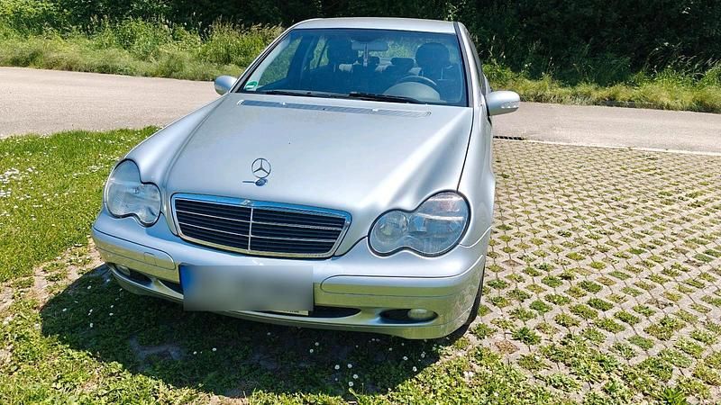 Silber Gebraucht 2004 Mercedes C200 Limousine | 2.000 € (Superpreis) - Bild 1/4