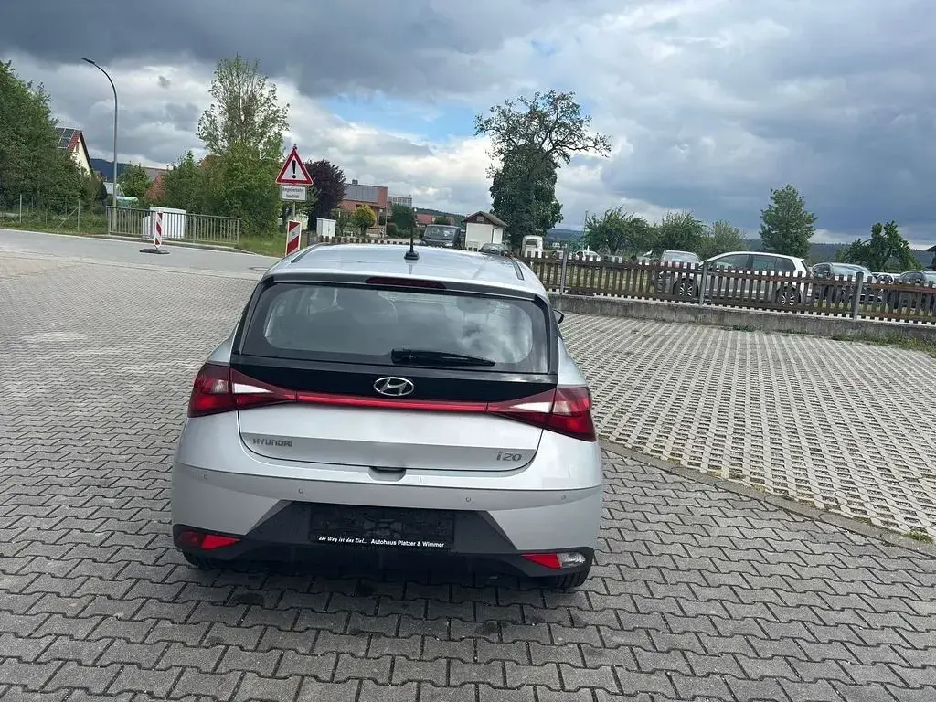 Gebraucht Hyundai i20 Select 101 PS (74 kW) 2021 Silber Kleinwagen