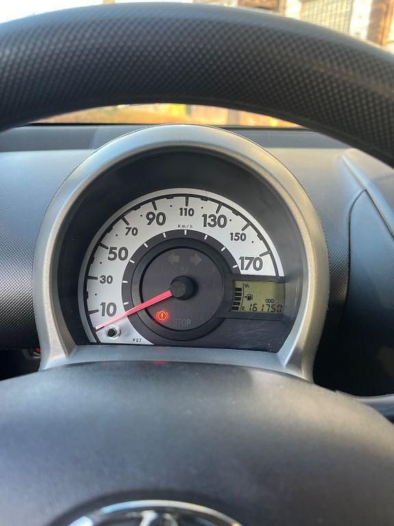 Gebraucht Toyota Aygo 68 PS (50 kW) 2012 Grau Kleinwagen