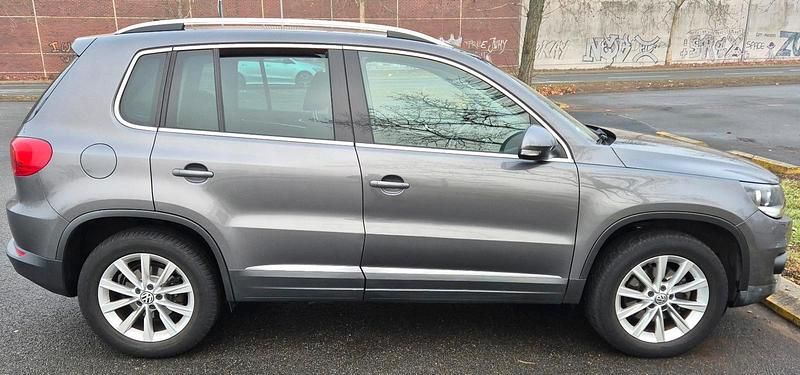 Grau Gebraucht 2009 VW Tiguan SUV | 11.000 € (Teuer) - Bild 1/4