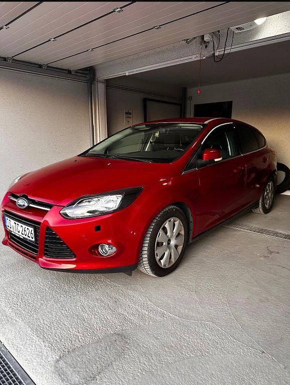 Rot Gebraucht 2011 Ford Focus Titanium Limousine | 5.499 € (Fairer Preis) - Bild 1/3
