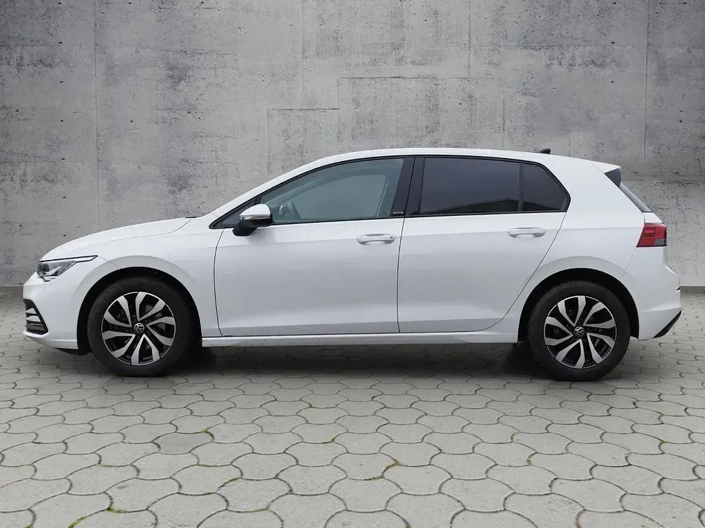 Gebraucht VW Golf VIII Active 131 PS (96 kW) 2021 Oryxweiß perlmutteffekt Limousine