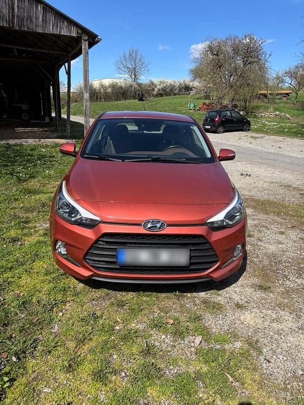 Gebraucht Hyundai i20 Style 101 PS (74 kW) 2016 Orange Coupé