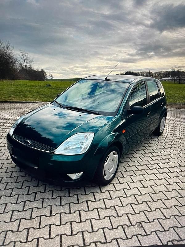Grün Gebraucht 2002 Ford Fiesta Ghia Kleinwagen | 2.500 € (Etwas zu teuer) - Bild 1/4