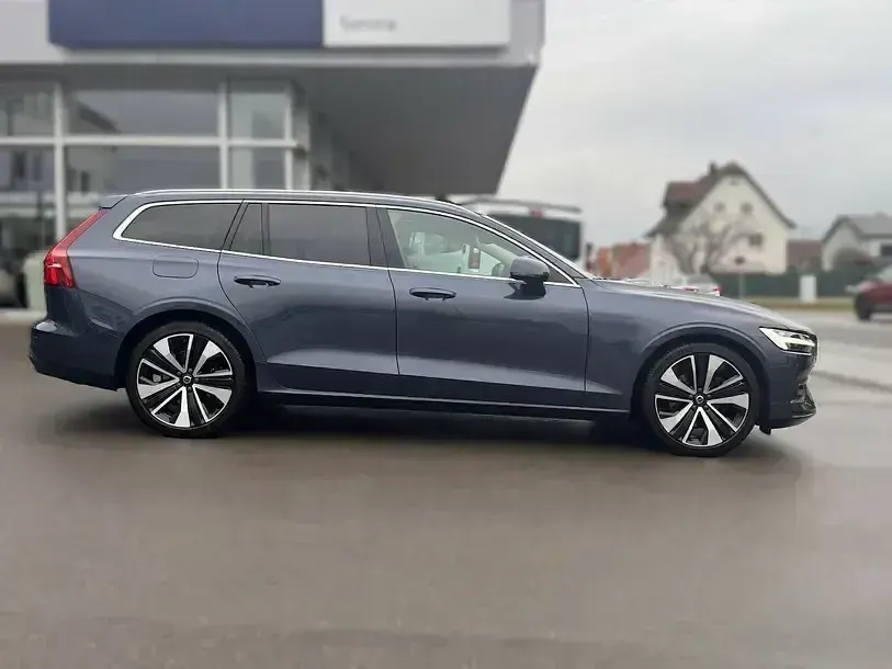 Gebraucht Volvo V60 Plus 197 PS (144 kW) 2022 Blau Kombi