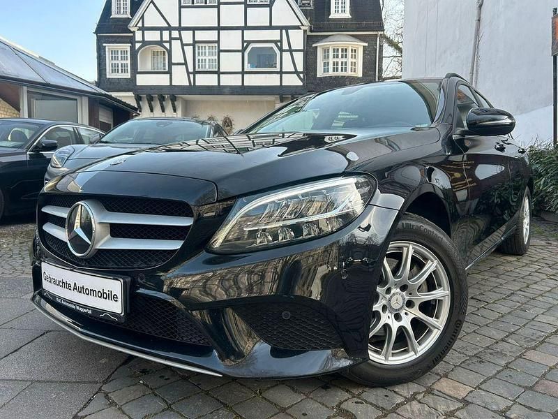 Gebraucht Mercedes C180 122 PS (89 kW) 2020 Schwarz Limousine