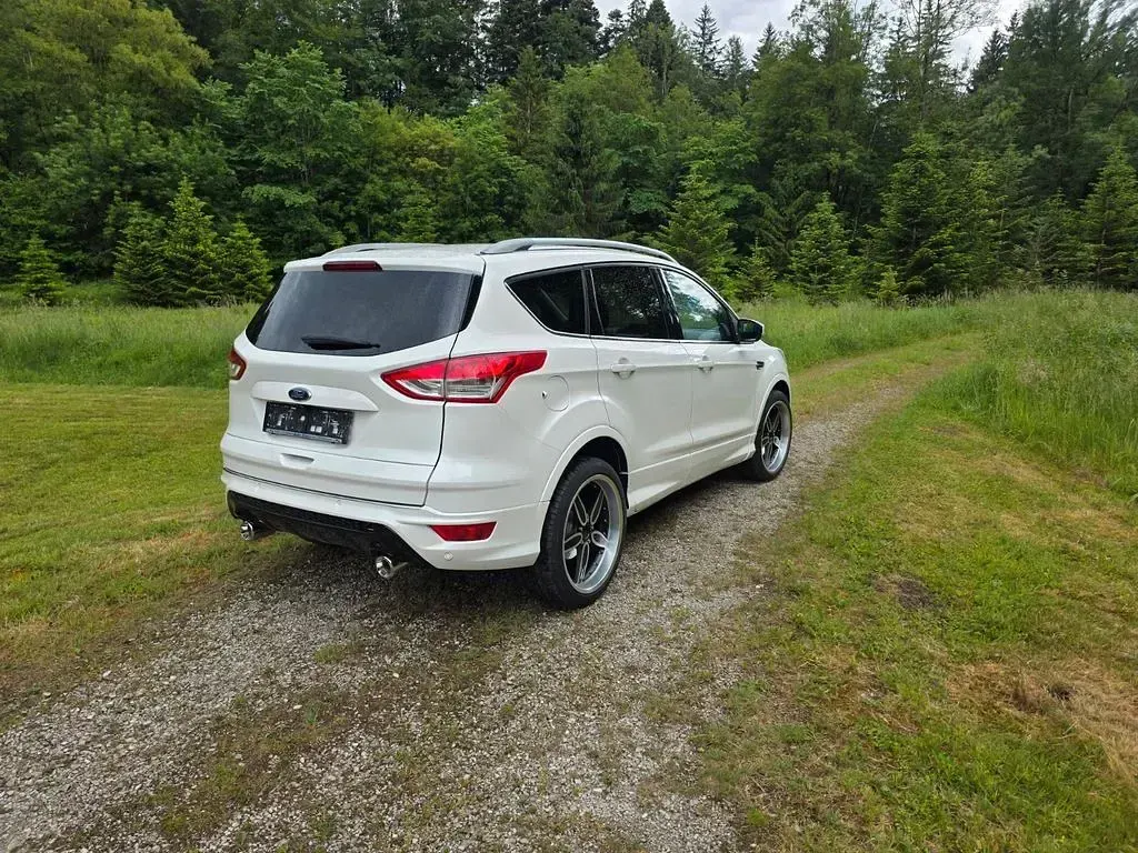 Gebraucht Ford Kuga Individual 179 PS (131 kW) 2015 Weiß SUV