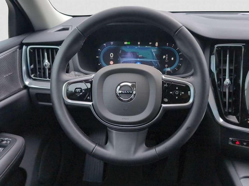 Gebraucht Volvo V60 Plus 197 PS (144 kW) 2024 Onyx black Kombi