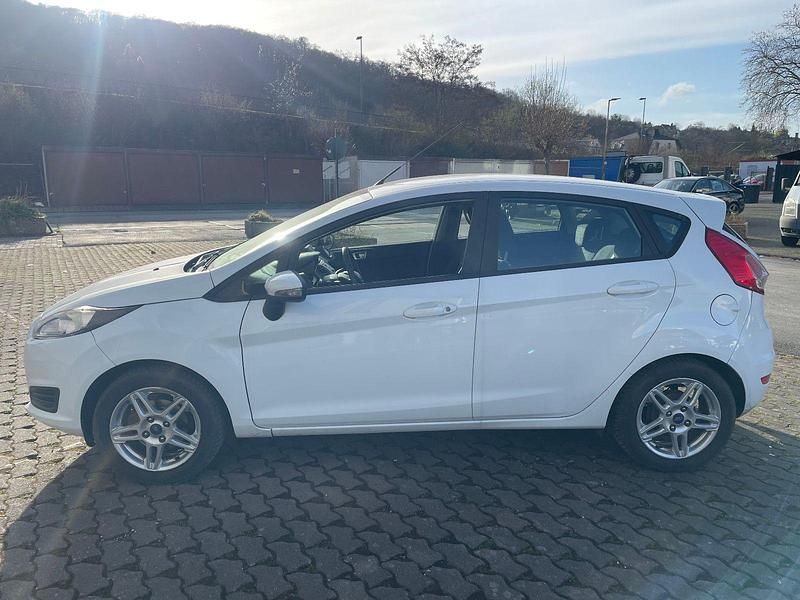 Gebraucht Ford Fiesta 60 PS (44 kW) 2015 Weiß Kleinwagen