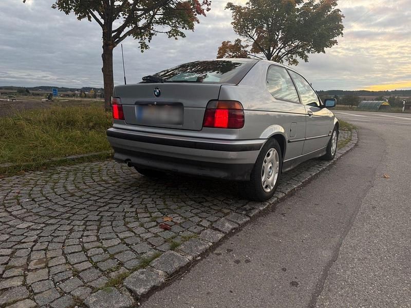 Gebraucht BMW 316 102 PS (75 kW) 1994 Silber Coupé