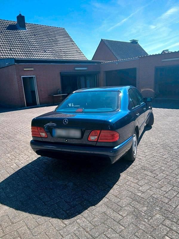 Brugt Mercedes E200 132 HK (97 kW) 1997 Blå Sedan