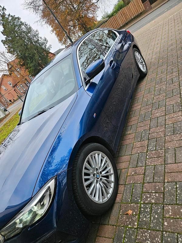 Blau Gebraucht 2019 BMW 320 Sport Line Limousine | 24.400 € (Fairer Preis) - Bild 1/4