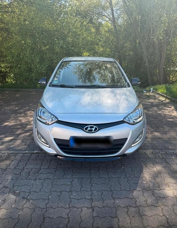 Gebraucht Hyundai i20 75 PS (55 kW) 2015 Silber Limousine