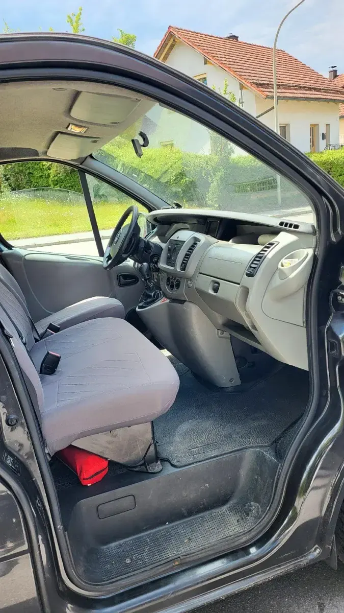 Używany Opel Vivaro 135 KM (99 kW) 2005 Czarny Minivan