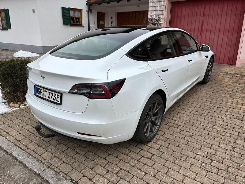Gebraucht Tesla Model 3 Standard Range 239 kW (325 PS) 2022 Weiß Limousine