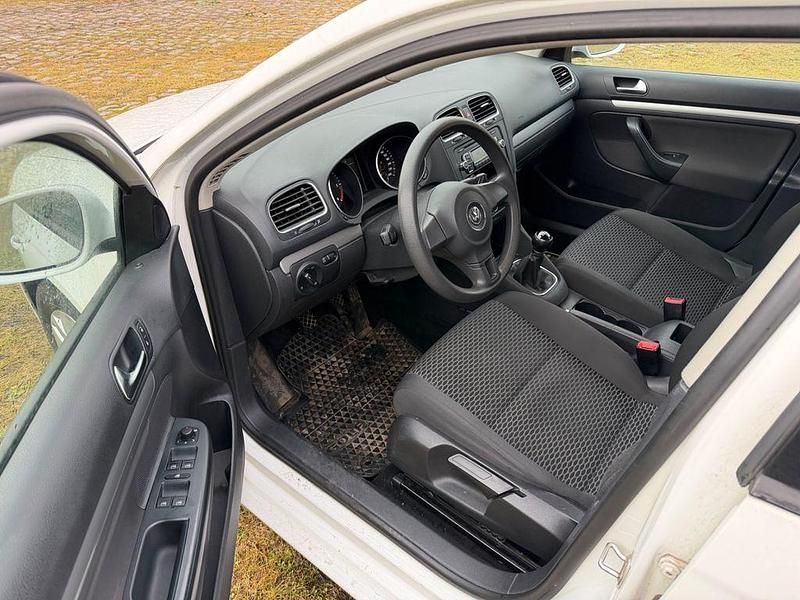 Gebraucht VW Golf VI 105 PS (77 kW) 2011 Weiß Kleinwagen