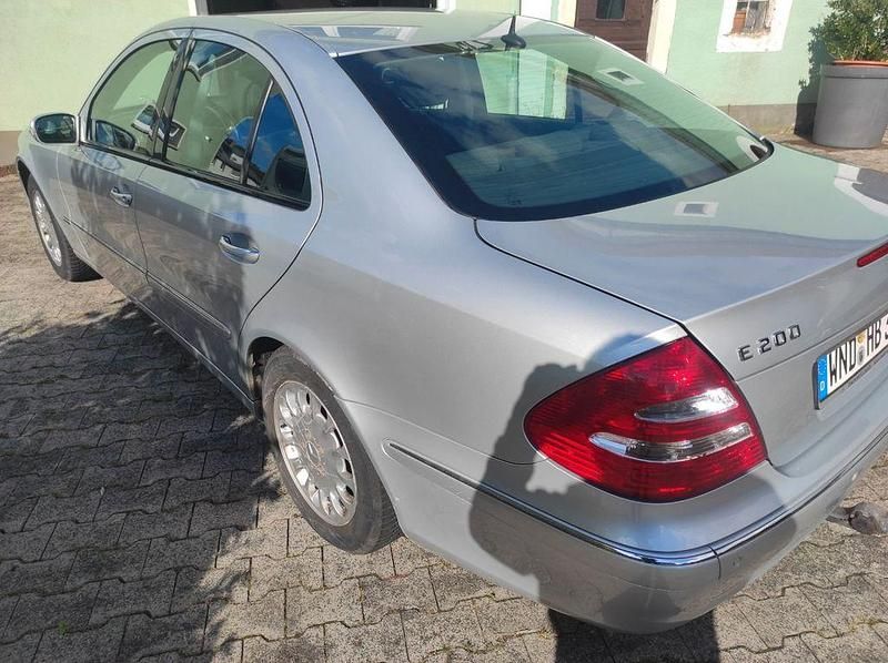 Gebraucht Mercedes E200 Avantgarde 163 PS (119 kW) 2005 Silber Limousine