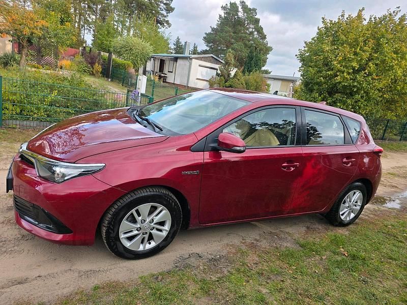 Rot Gebraucht 2016 Toyota Auris Limousine | 12.000 € (Fairer Preis) - Bild 1/4
