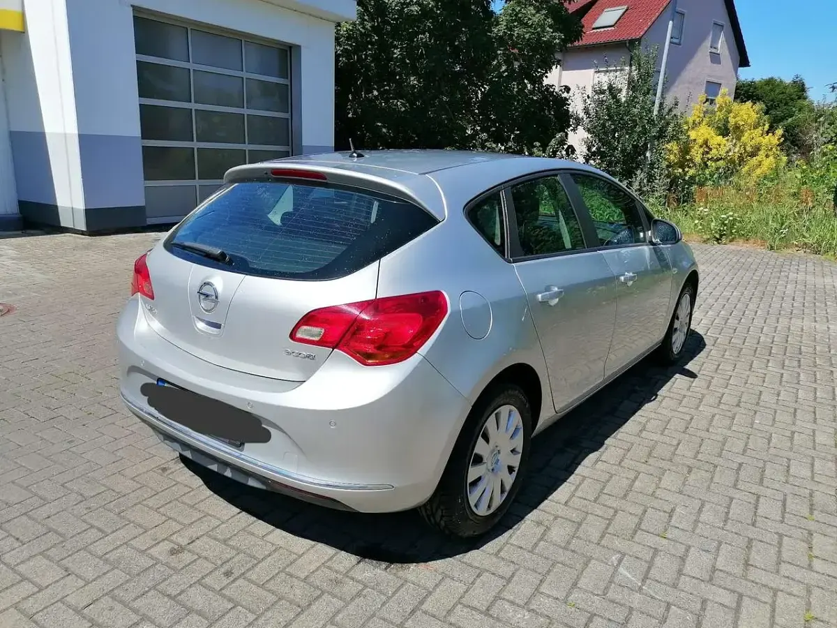 Gebraucht Opel Astra Edition 101 PS (74 kW) 2013 Grau Kleinwagen