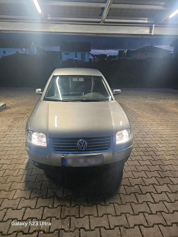 Grau Gebraucht 2003 VW Passat Highline Limousine | 3.100 € (Etwas zu teuer) - Bild 1/4