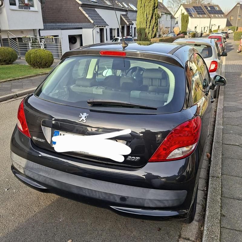 Gebraucht Peugeot 207 95 PS (69 kW) 2011 Schwarz Kleinwagen