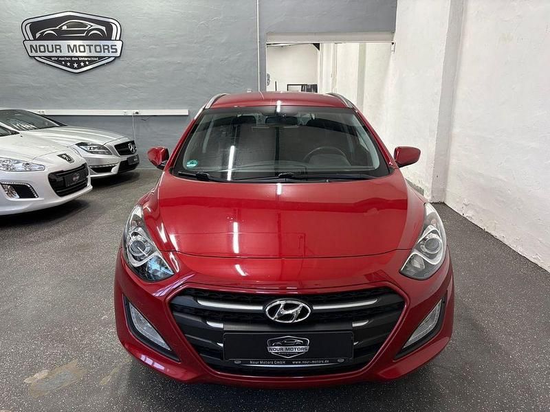 Gebraucht Hyundai i30 Classic 101 PS (74 kW) 2016 Rot Kombi
