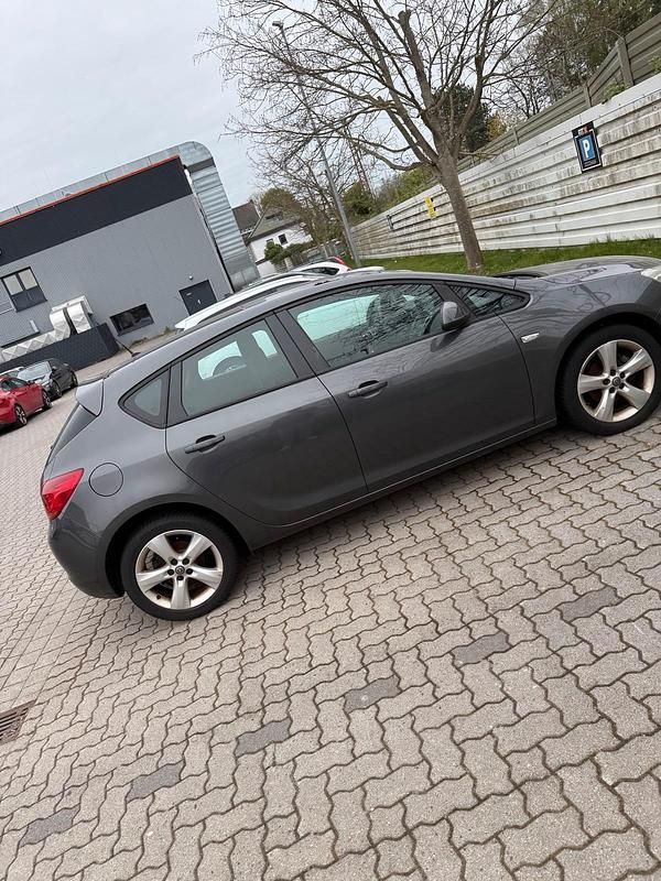 Gebraucht Opel Astra 115 PS (84 kW) 2010 Grau Limousine