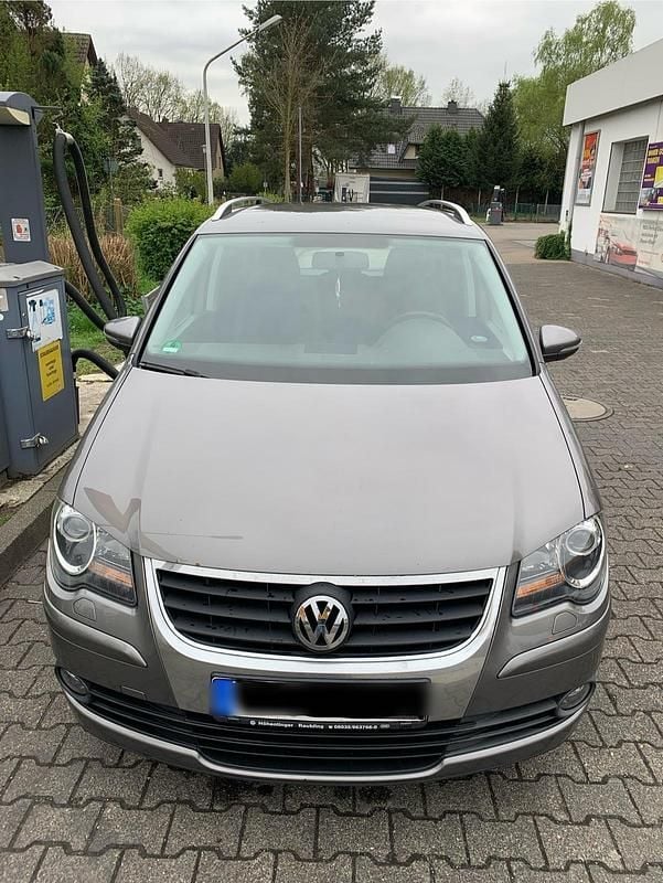 Silber Gebraucht 2010 VW Touran Freestyle Van / Kleinbus | 5.777 € (Fairer Preis) - Bild 1/4