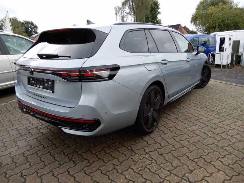 Gebraucht VW Passat Style 150 PS (110 kW) 2024 Silber Kombi