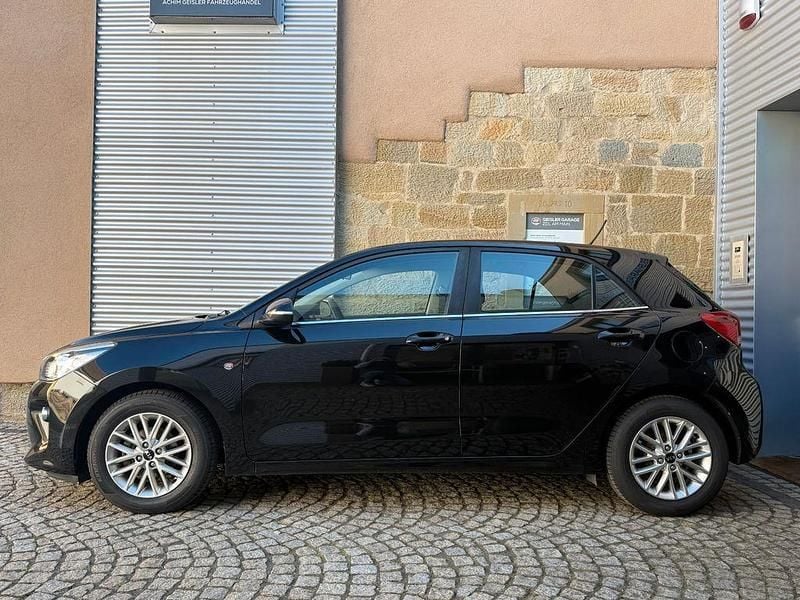 Usata Kia Rio 84 CV (61 kW) 2017 Nero Berlina