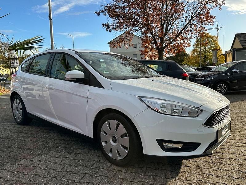 Gebraucht Ford Focus Trend 101 PS (74 kW) 2015 Weiß Limousine