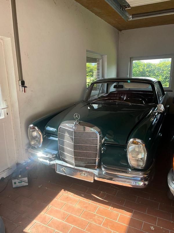 Grün Gebraucht 1961 Mercedes W111 Coupé | 29.300 € - Bild 1/4