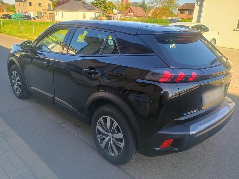 Gebraucht Peugeot e-2008 Active 100 kW (136 PS) 2022 Schwarz SUV