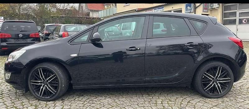 Gebraucht Opel Astra 179 PS (131 kW) 2011 Saphirschwarz mineraleffekt Limousine