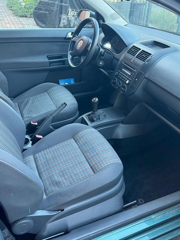 Usado VW Polo 54 HP (39 kW) 2006 Verde Citadino