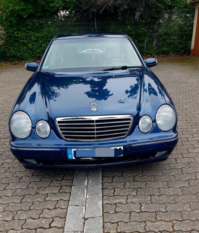 Blau Gebraucht 2000 Mercedes E240 Limousine | 7.500 € - Bild 1/4
