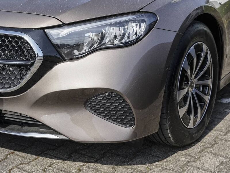 Gebraucht Mercedes E220 Avantgarde 197 PS (144 kW) 2024 Andere farbe Kombi