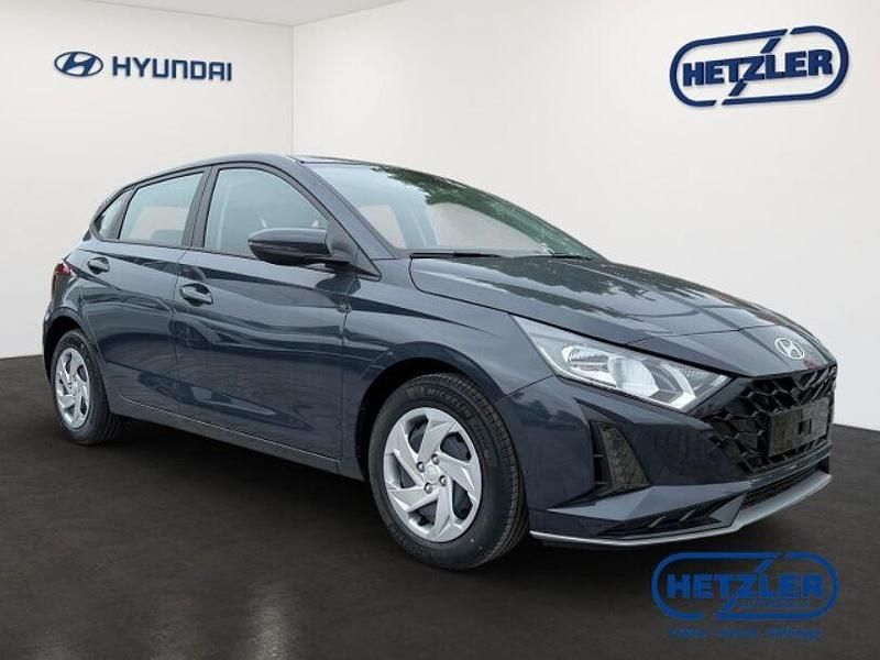 Neu Hyundai i20 Select 101 PS (74 kW) 2025 Schwarz Limousine