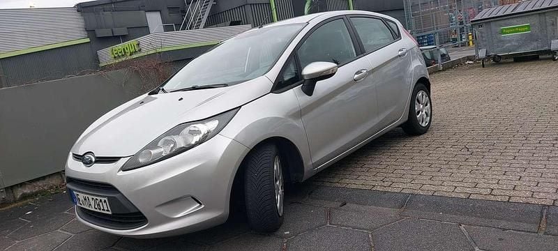 Gebraucht Ford Fiesta 95 PS (69 kW) 2011 Polarsilber metallic Kleinwagen