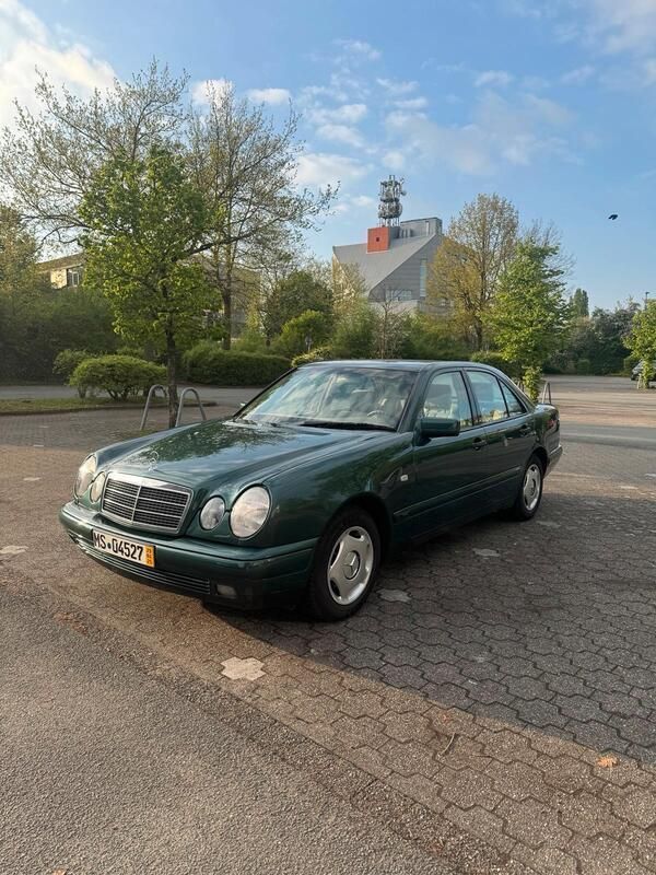 Grau Gebraucht 1998 Mercedes E200 Classic Limousine | 5.999 € - Bild 1/4