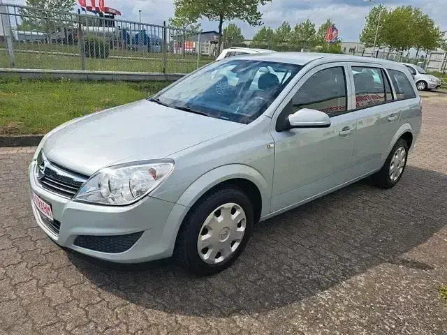 Gebraucht Opel Astra Edition 135 PS (99 kW) 2009 Grün Kombi