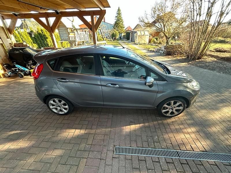 Gebraucht Ford Fiesta Titanium 82 PS (60 kW) 2012 Grau Kleinwagen