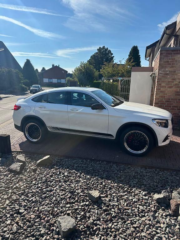 Weiß Gebraucht 2018 Mercedes GLC250 Coupé | 25.900 € (Guter Preis) - Bild 1/4