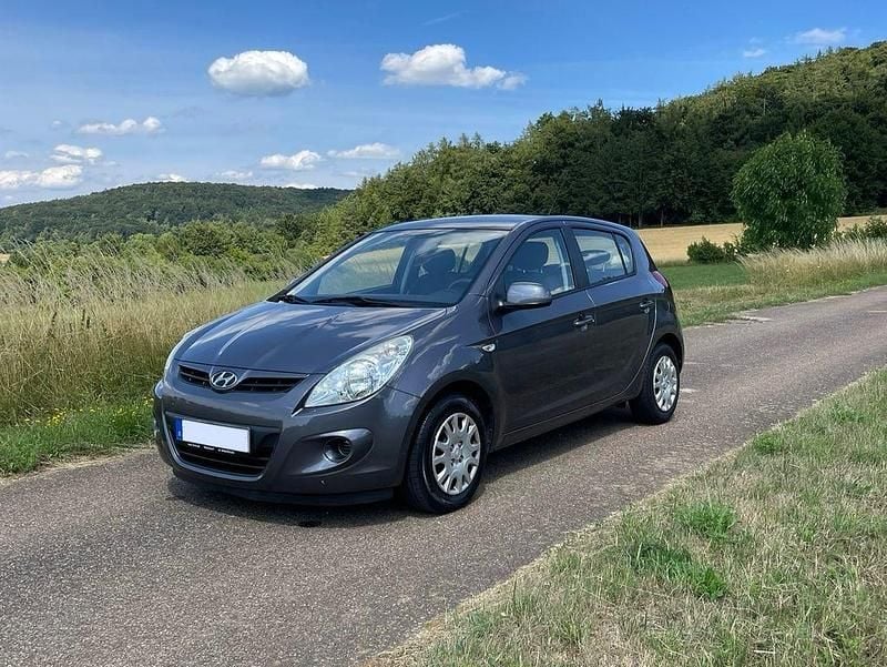 Grau Gebraucht 2012 Hyundai i20 Edition Limousine | 3.999 € (Fairer Preis) - Bild 1/4