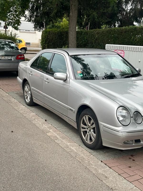 Grün Gebraucht 2002 Mercedes E220 Limousine | 3.200 € (Superpreis) - Bild 1/4