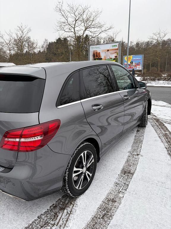 Gebraucht Mercedes B220 177 PS (130 kW) 2016 Grau Van / Kleinbus