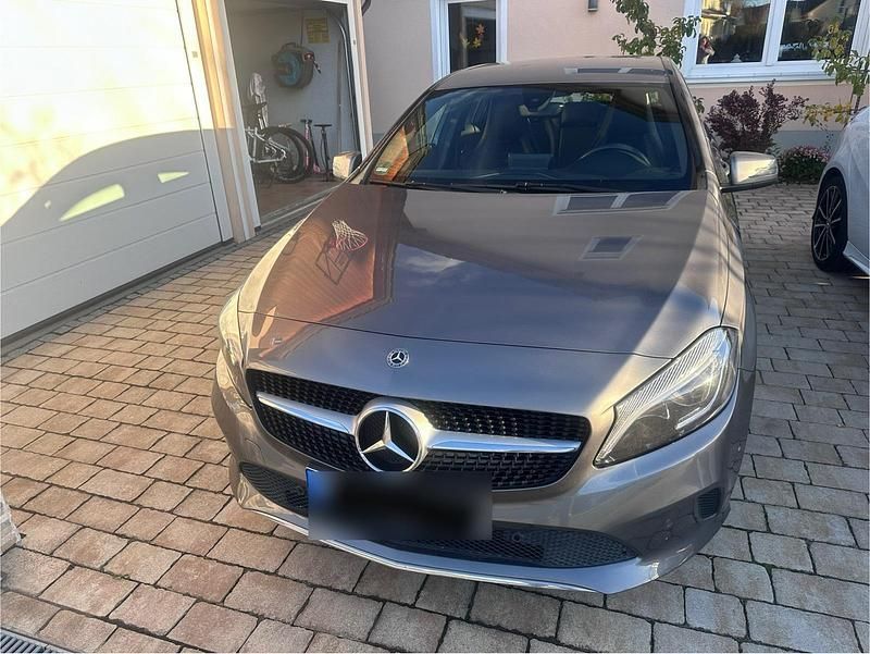 Gebraucht Mercedes A180 122 PS (89 kW) 2017 Grau Kleinwagen