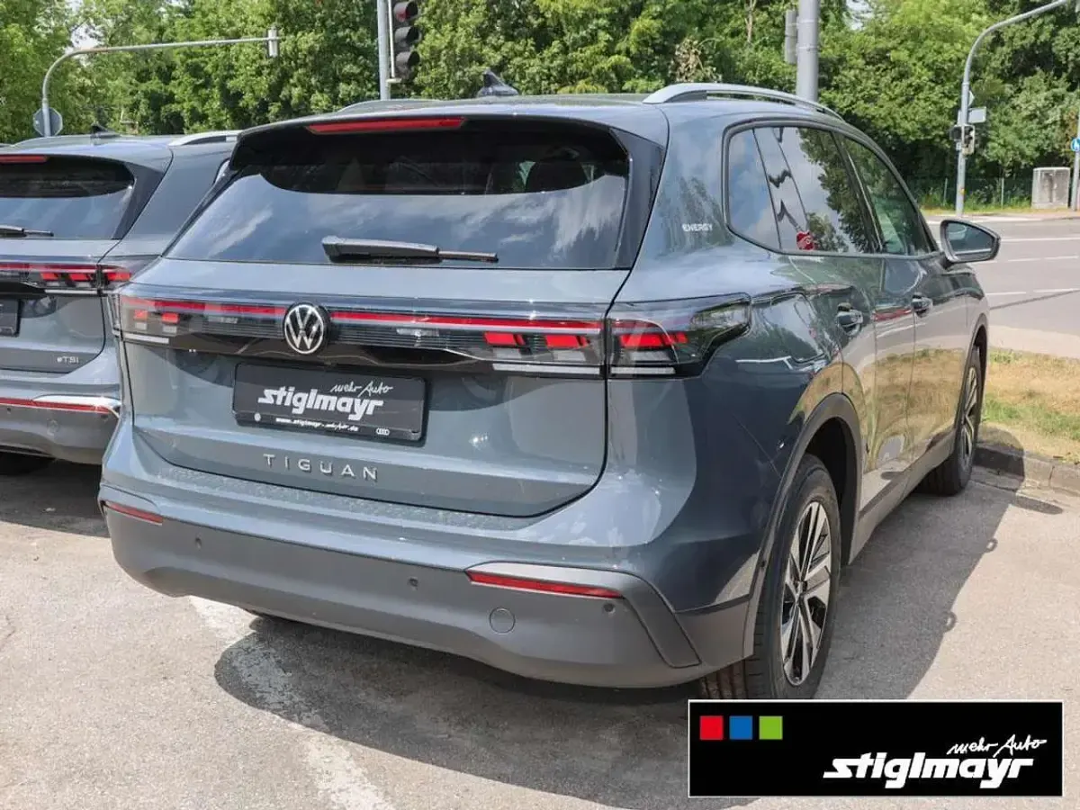 Neu VW Tiguan 150 PS (110 kW) 2026 Delfingrau metallic SUV